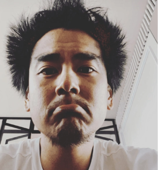 40岁彭于晏晒出近照,头发凌乱胡子拉碴,表情搞怪引热议