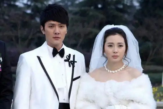 《锁清秋》更是如此,冯绍峰在剧中和女主打得火热,而赵丽颖也只是一个