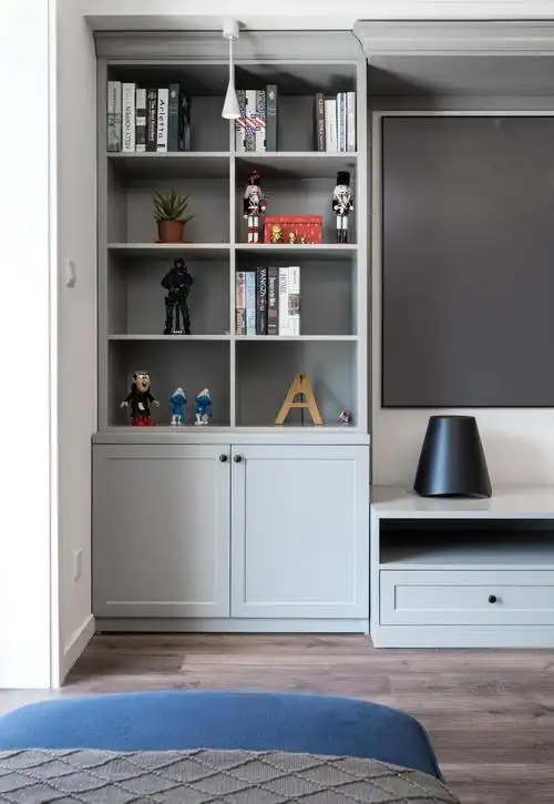 现代北欧风三居装修格子书柜设计 现代风格三居室装修书柜设计 北欧