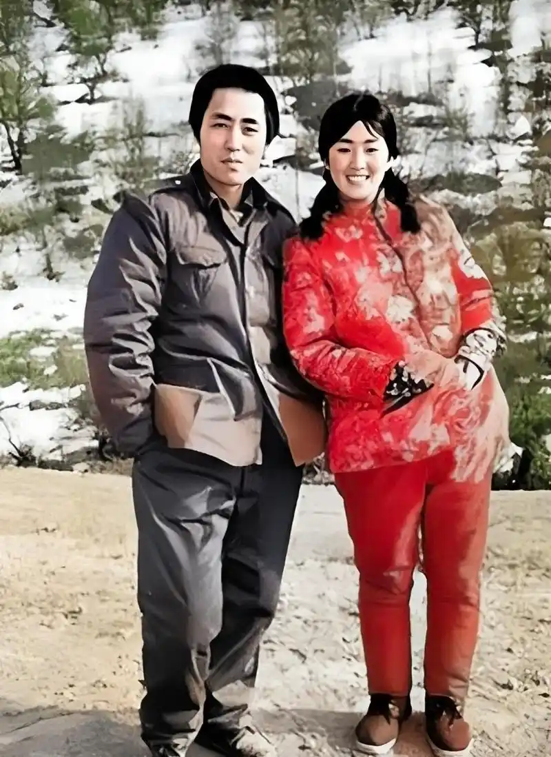 一张90年代张艺谋和巩俐在上世纪的照片现在看起来他们的脸发生了巨大