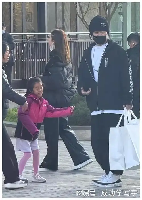 陈赫陪张子萱逛街,豪购两大包新衣,女儿搞笑出镜未遗传妈妈神颜|许婧