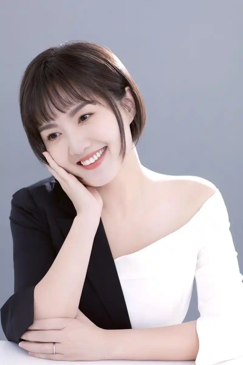 主持人蒋小涵发布新歌初心为热爱献礼