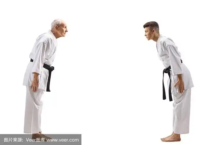 穿着空手道和服的年轻人和老年人互相鞠躬