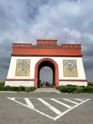 迎着薄薄的阳光,吸着清新的空气,带着快乐的心情,来到苍天般的阿拉善