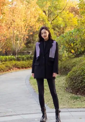 拥有冷白皮肤色的宋轶在选择服装的色彩时会显得很随意,显黑的玫红色