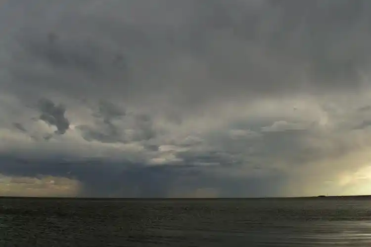 乌云滚滚 (青岛)