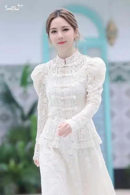 邓紫棋镂空蕾丝长裙#@gem鄧紫棋身穿白色镂空蕾丝长裙亮相东方风园耨