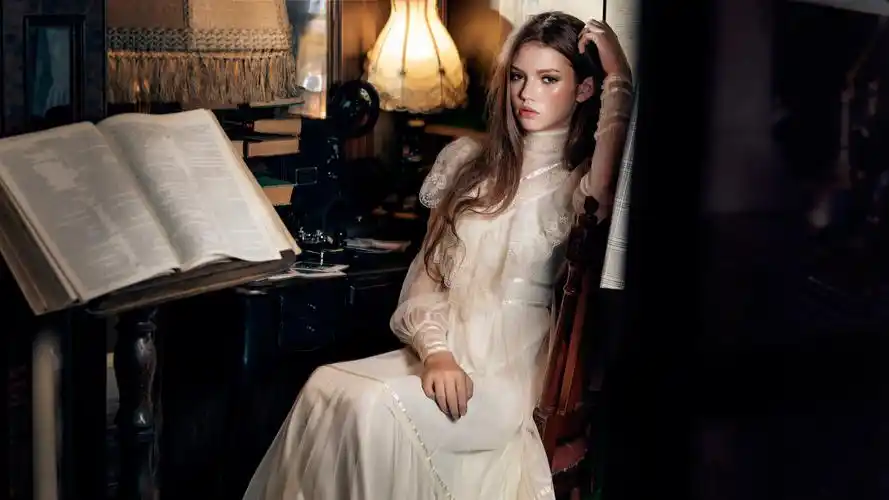 美丽的女孩,白色裙子,书,灯 5120x2880 uhd 5k 高清壁纸, 图片, 照片