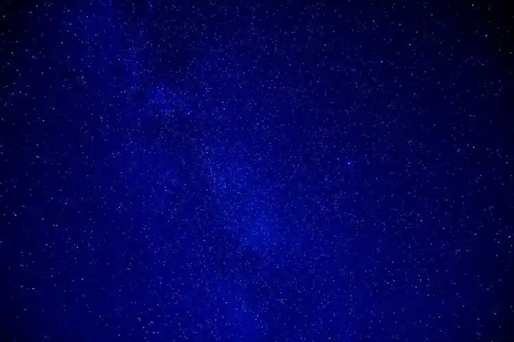 深蓝色的天空背景