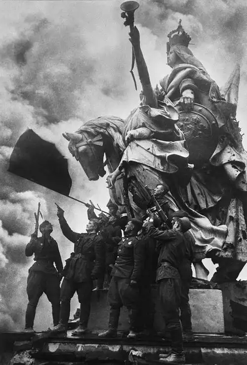 75年前苏联士兵将胜利红旗插上柏林国会大厦成为二战经典瞬间