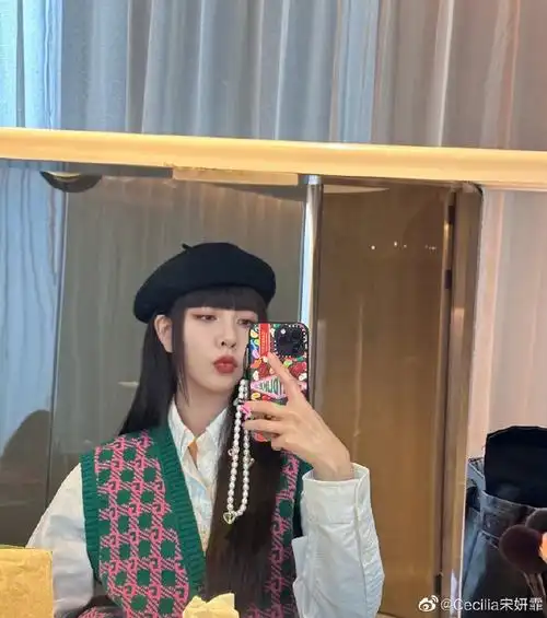 宋妍霏贝雷帽自拍live图##宋妍霏贝雷帽十二宫格