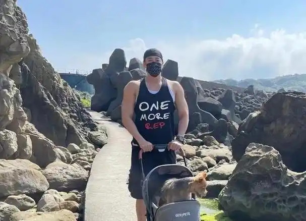 "何润东"天菜级别的坦克肌肉多诱人?没开玩笑!他49岁变这样?