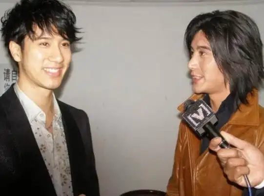 当你在观看两人照片,你会发现蒲巴甲和王力宏长相十分相.