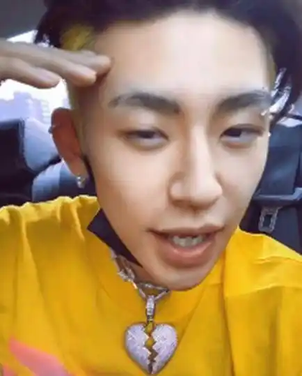 真人秀导演不让打眉钉,看到小鬼王琳凯的遮挡技巧后,太机智了