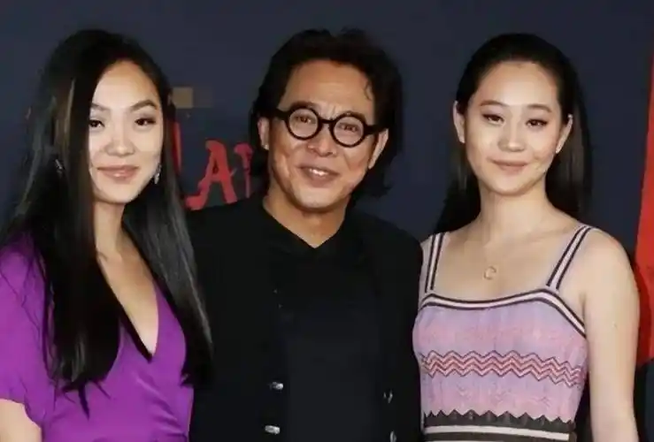 李连杰全家拜寺庙,62岁利智露面,短发暴瘦,容貌大变认不出_女儿_气质