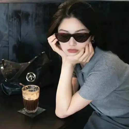 甜酷风女生头像