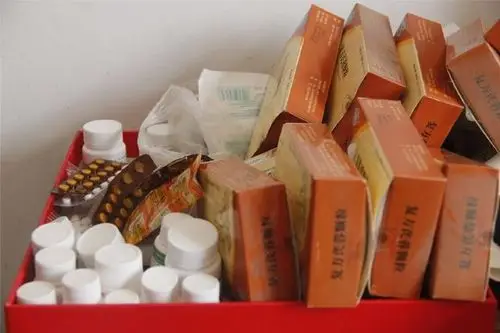 图为室内的桌放堆放着姐妹俩治病的药.