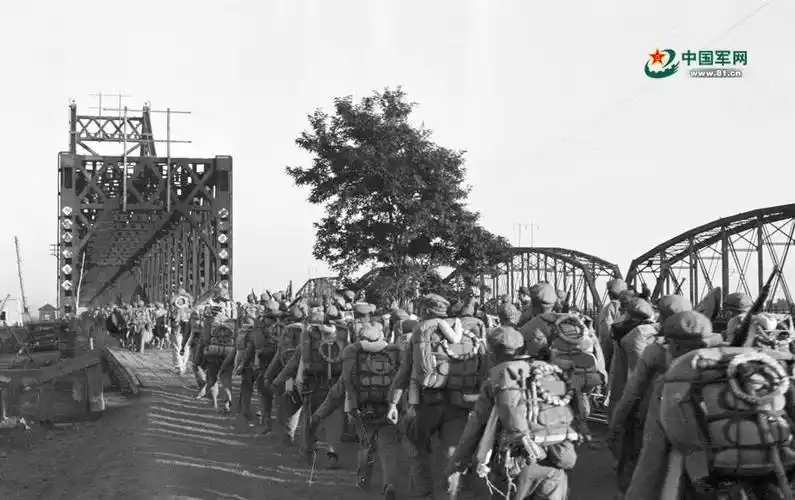 志愿军某部跨过鸭绿江大桥,奔赴朝鲜战场.