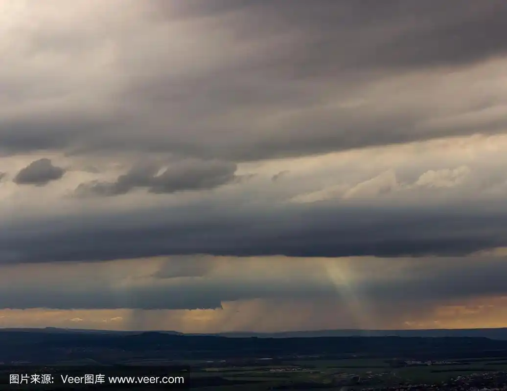 阳光穿透了乌云