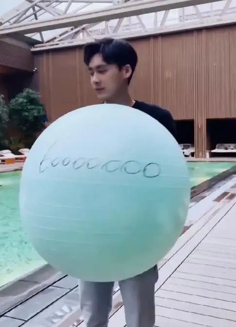 李易峰:庆祝粉丝破6千万,游泳池边摩拳擦掌"福利"变"浮力"