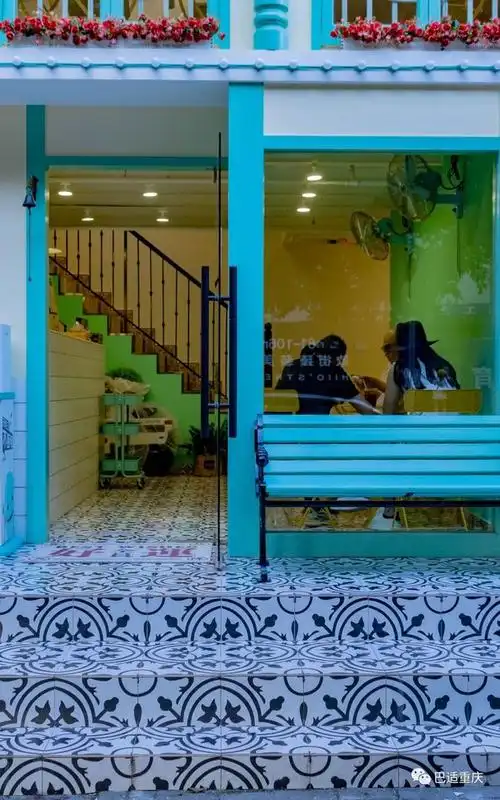 温柔的淡黄色与清新的蓝绿色搭配起来的外墙,门头的霓虹灯加上窗沿