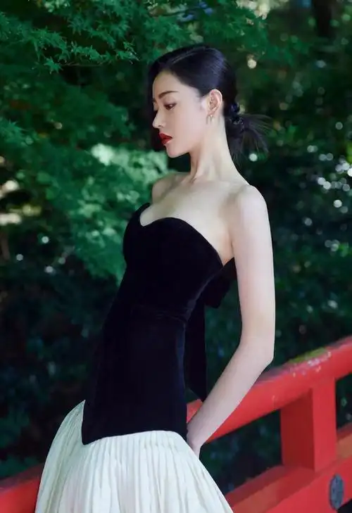 明星写真:张天爱黑色抹胸拖尾长裙时尚美拍,身材婀娜仙气飘飘