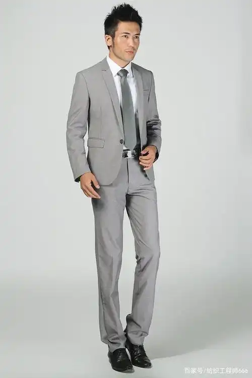 浅灰色西服是春纪和夏季的安全选择;由于色彩好搭配,在配