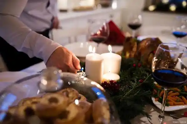 晚餐一直都是情侣间的经典之选,它能够营造出浪漫温馨的氛围,为两个人