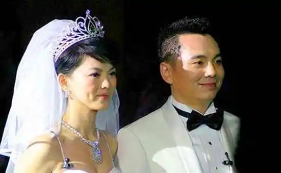 凭一首歌火30年,嫁大11岁老公分手,今52岁恋24岁小鲜肉_程琳_感情