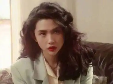 邱淑贞这一款卷发浑身都散发着浪漫知性的味道,看起来特别