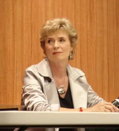 李小龙妻子琳达1964年爱尔兰裔的美国白人姑娘琳达·埃莫瑞和功夫巨星