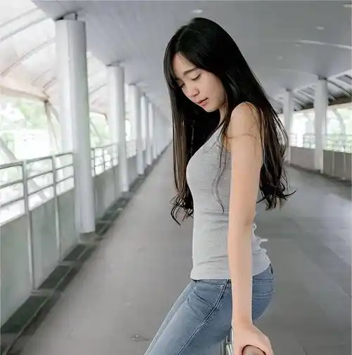 牛仔裤恰到好处地贴合了她的身材,又不会暴露太多.