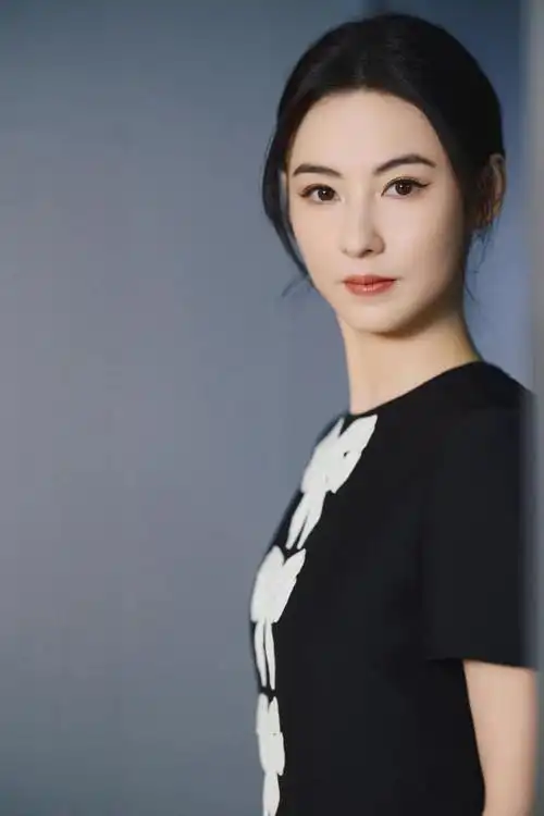 女神胖了后更美了!张柏芝终于变圆润了,41岁穿小黑裙嫩回少女