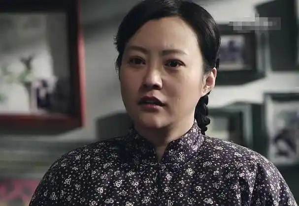 上次一起看到郝蕾还是在《情满四合院》里,她演一个寡妇秦淮如,虽然不