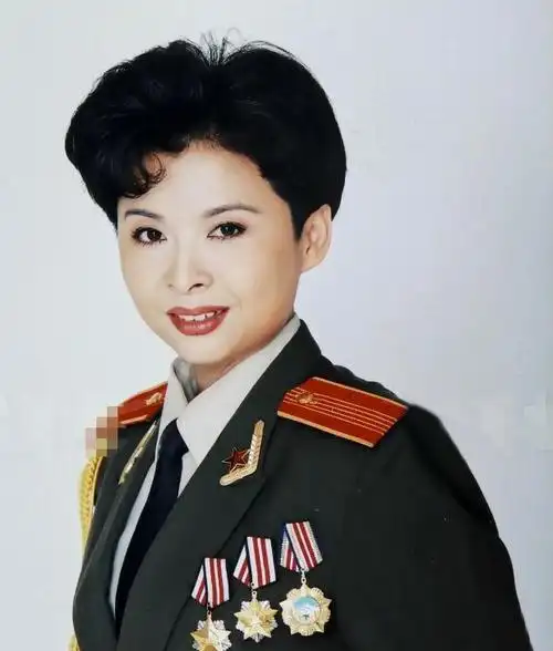 董文华个人简介资料(董文华和丈夫张楠两人情深意笃,是公认的恩爱夫妻