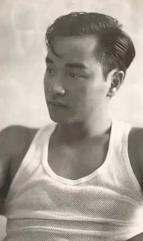 而这些黑白照会让我们透过这种拍摄方法看到一个男人味儿爆表的张国荣