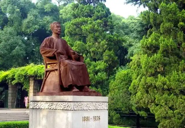 1956年,鲁迅逝世20周年前夕在虹口公园建鲁迅墓,建成后,鲁迅的棺椁由