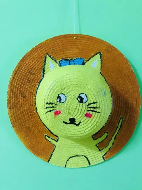 小朋友用丰富的想象力制作的卡通图案(材料为草帽)