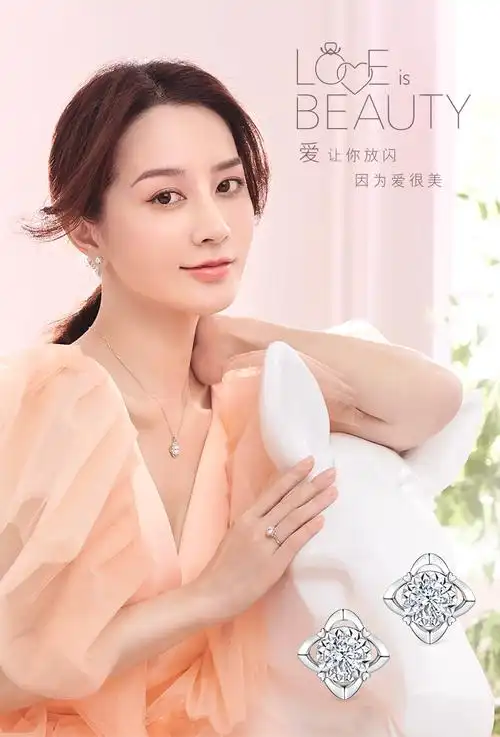 六福珠宝钻石耳钉女爱很美花蕾18k金钻石耳环耳饰定价lb31504