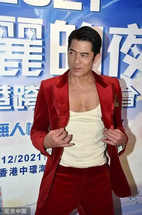 舞王郭富城秀大块胸肌魅力不减摆pose留影显妖娆