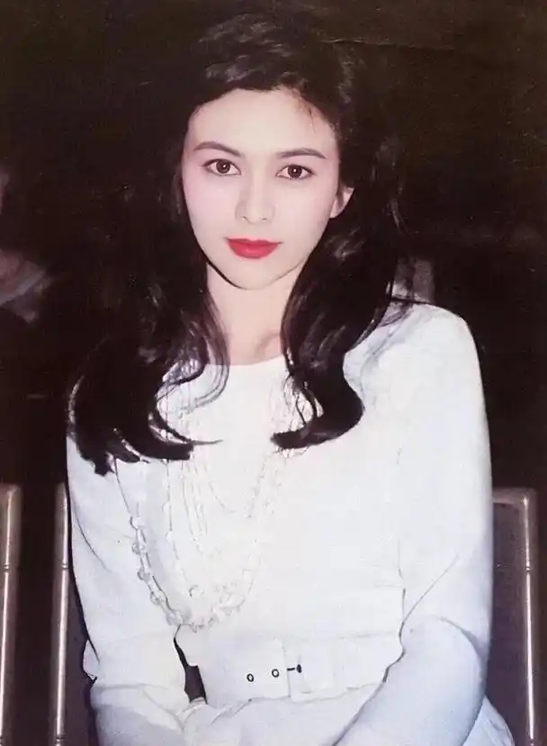 关之琳晒美照引关注,细心网友发现疑似拉链疏忽引发热议