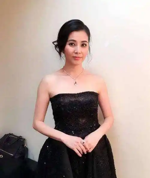 17岁拍动作片出道,40岁嫁给男神郑伊健,今46岁依旧少女_蒙嘉慧_生活