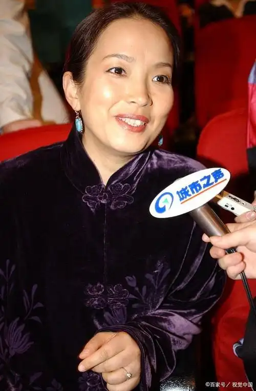 捡垃圾的明星!63 岁吕丽萍的异国人生,网友:这是她应得的下场