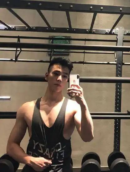 一个器大活好的体育生脱衣秀肌肉诱惑至极