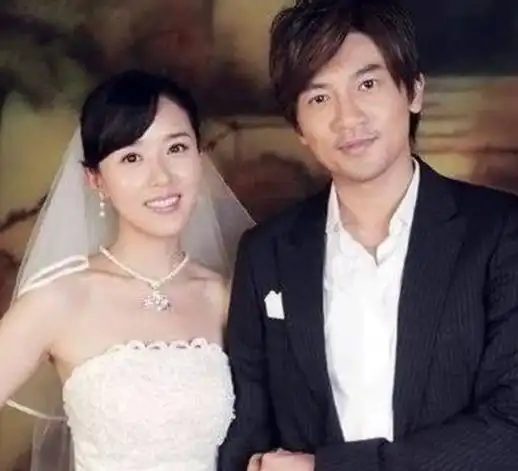 从照片来看,苏有朋的妻子兼经纪人amy的颜值还算不错,10多年过去了,他