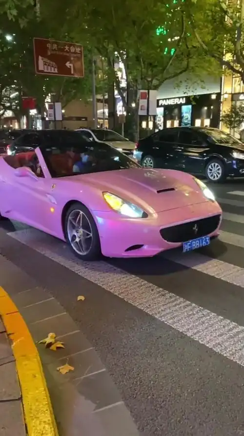 上海顶级美女坐着粉色法拉利出街啦真是让人羡慕