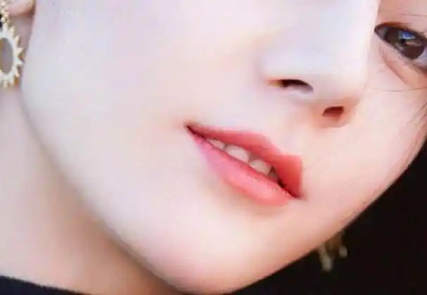 女明星光看嘴唇,迪丽热巴最性感,佟丽娅最好认,最后一个最难认