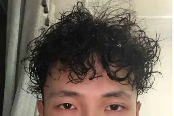 在我们中国,头发自然卷起来的人不多.