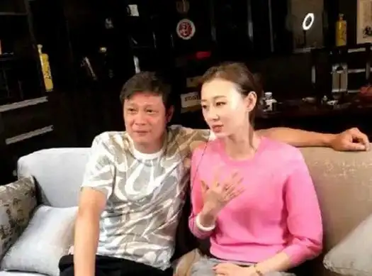 范志毅罕见晒家庭照小17岁三婚老婆看着比25岁女儿还嫩