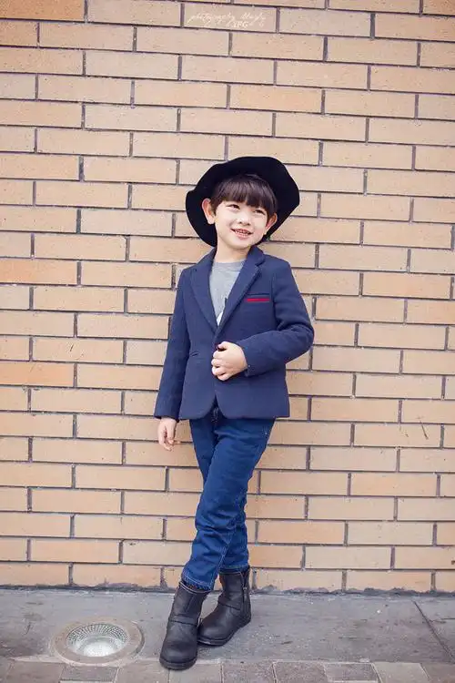 儿童摄影帅气正太照记住几个姿势让萌宝照片帅起来